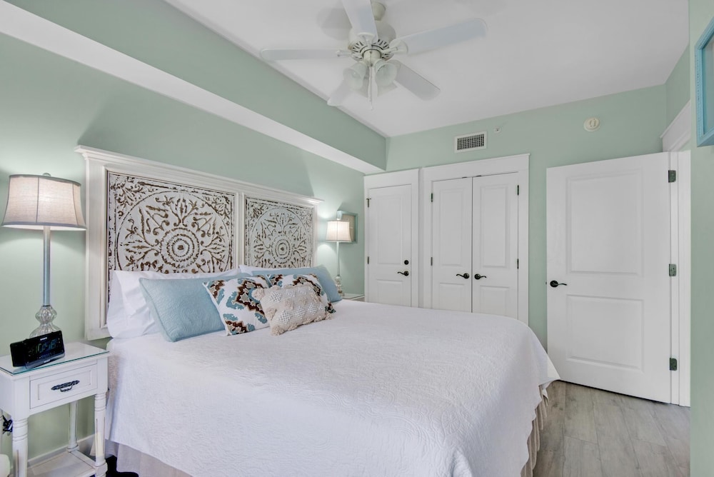 Condo, 1 King Bed with Sofa bed (Pilot House 506) photo 1