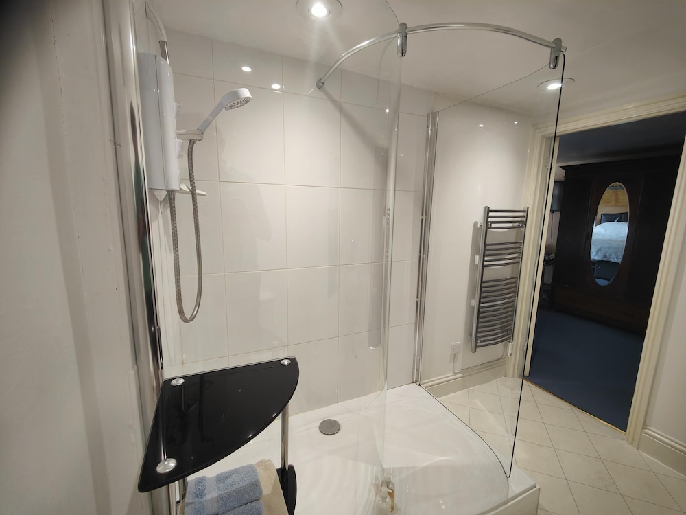 Suite, Ensuite photo 2
