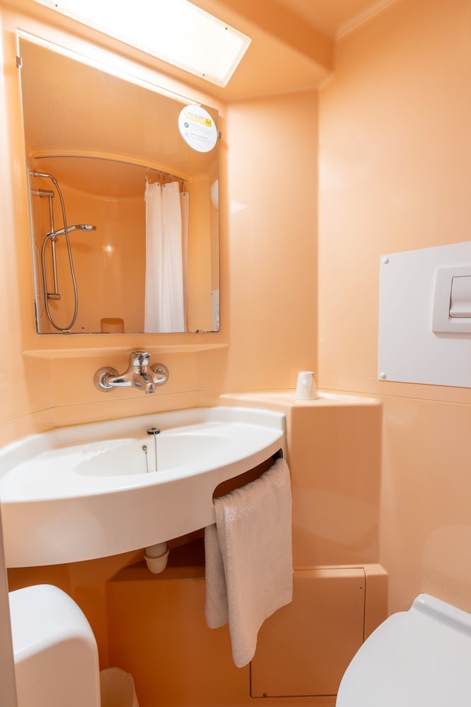 Standard Room, Multiple Beds (1 Double and 1 Single bed) - Photo 6