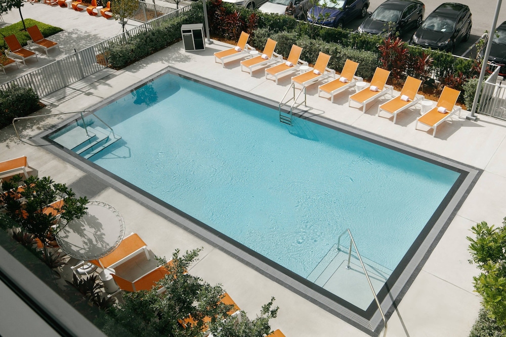 Room, 2 Queen Beds, Pool View