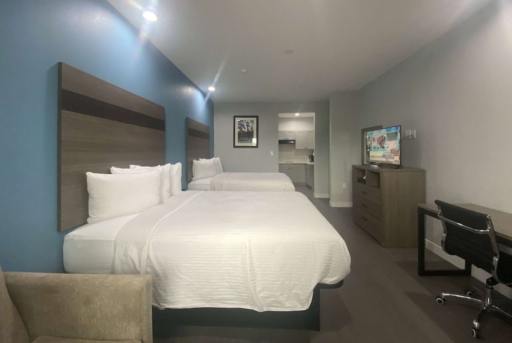Deluxe Suite, 2 Double Beds, Non Smoking - Photo 1