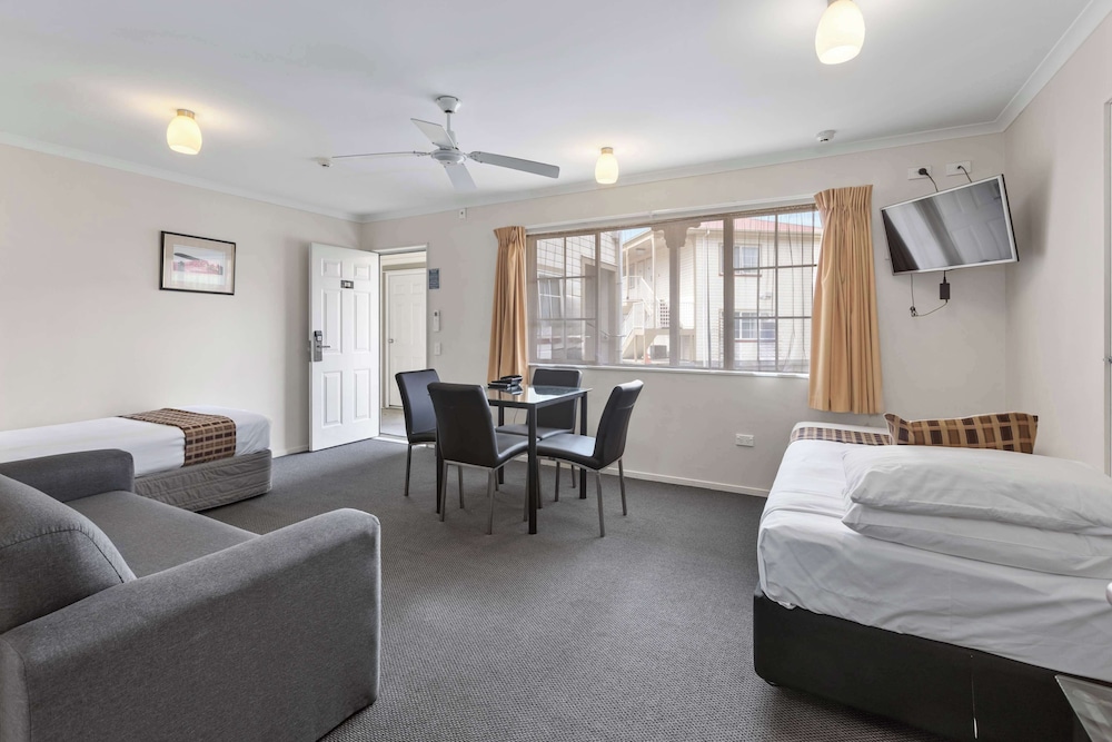 Deluxe Suite, Multiple Beds, Non Smoking, Kitchen - Photo 4