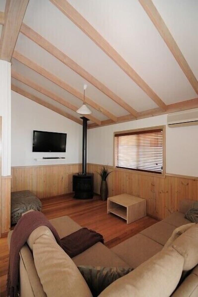 Large Beachside Spa Cabin photo 3