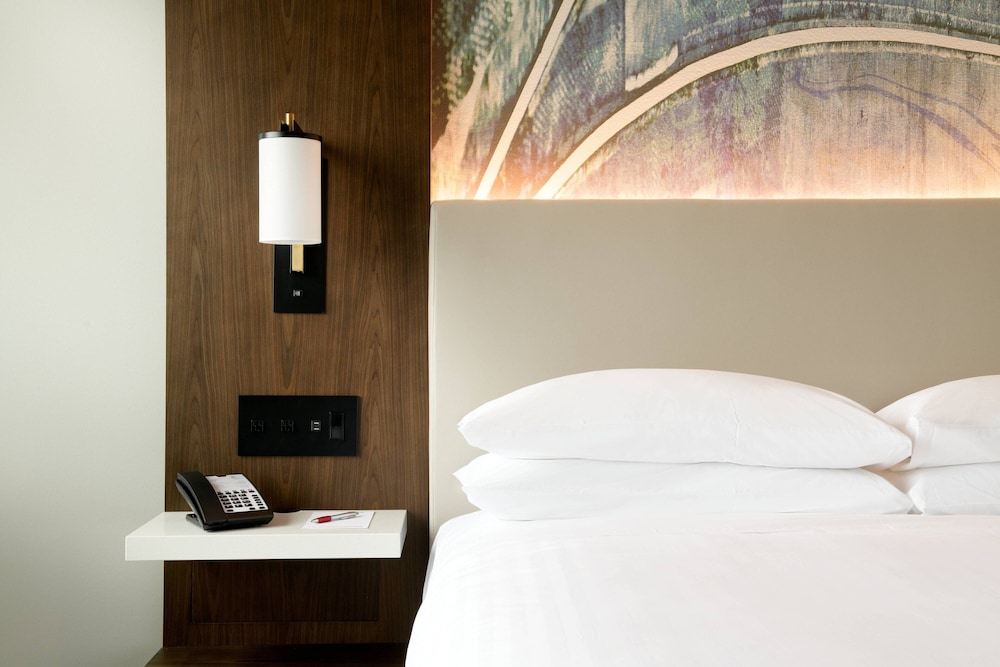 Deluxe Room, 1 King Bed, Corner - Photo 5
