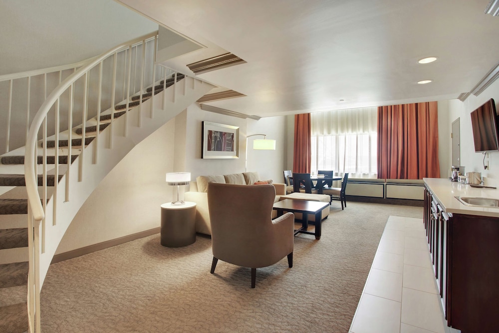 Suite, 1 King Bed, Non Smoking photo 3