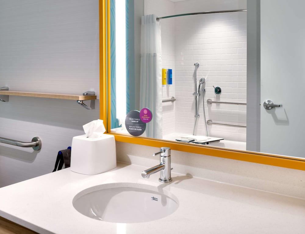 Room, 2 Queen Beds, Accessible, Bathtub photo 3