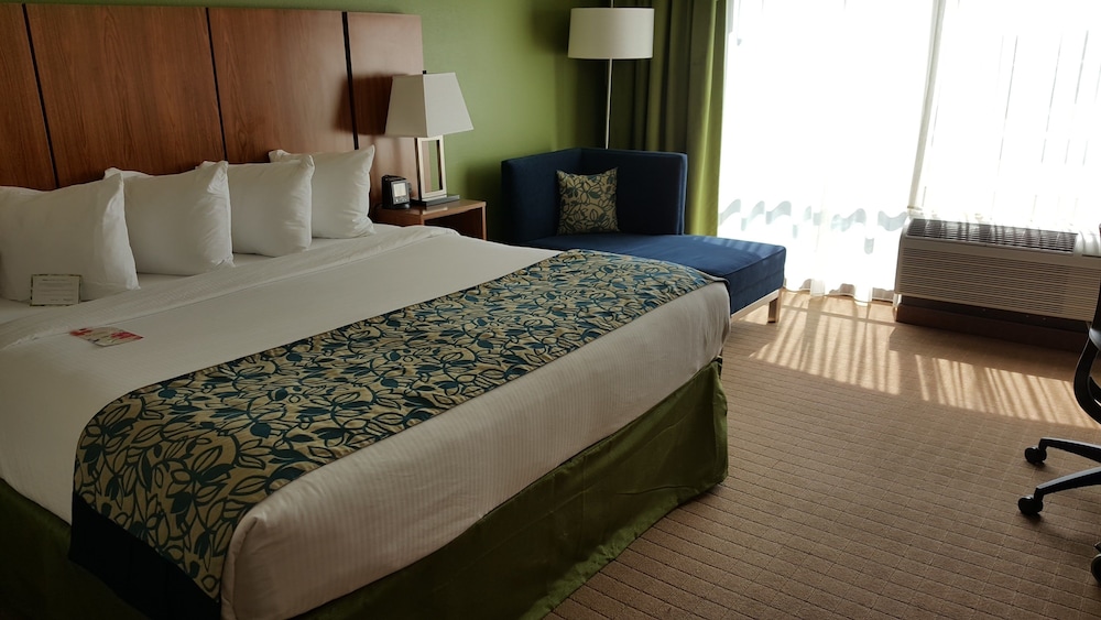 Deluxe Room, 1 King Bed, Non Smoking, Balcony photo 3