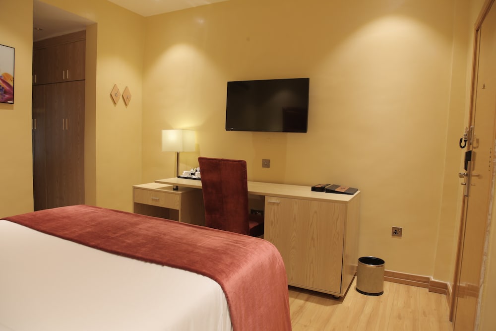 Deluxe Room, 1 King Bed photo 1