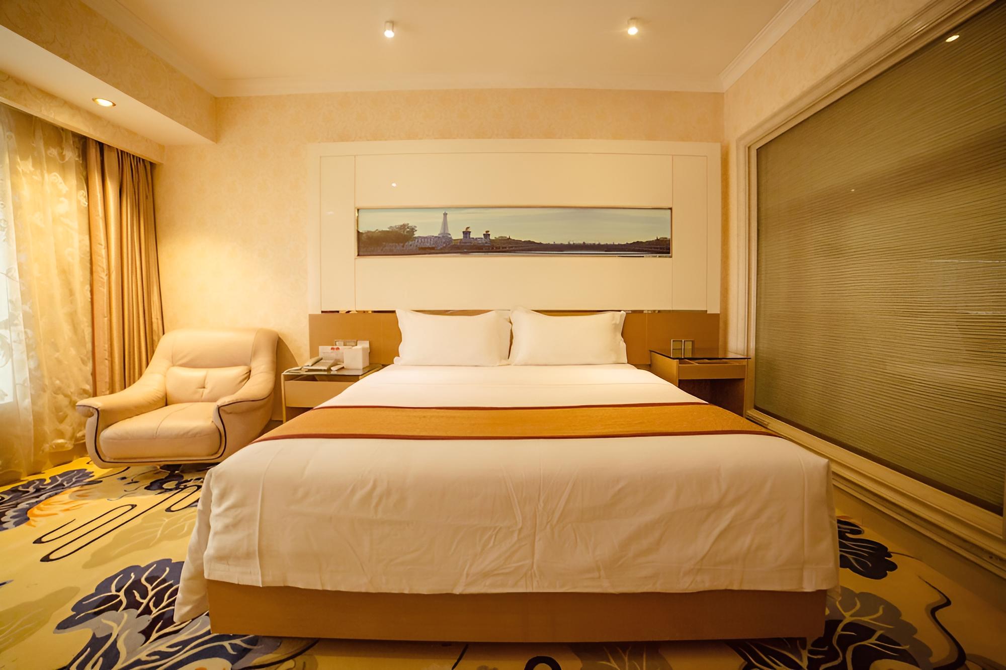 Deluxe King Room photo 1