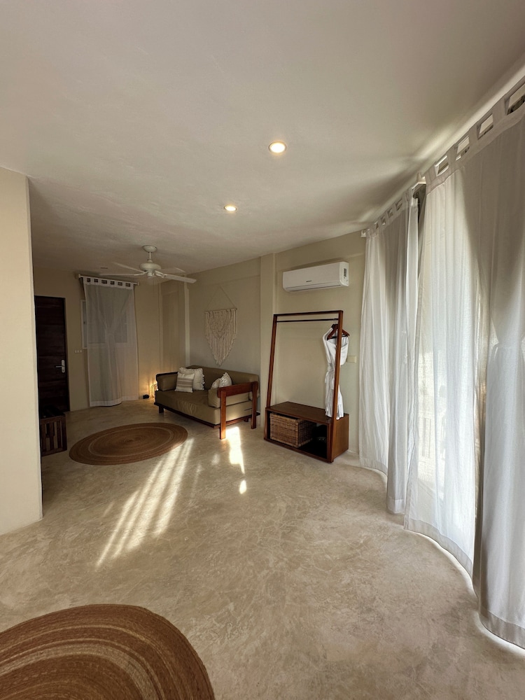 Suite - Photo 9