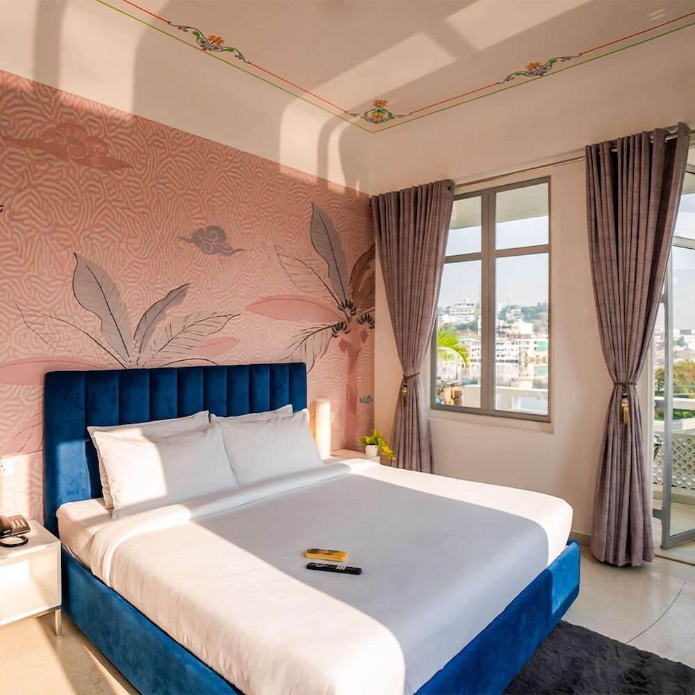 King Room with Balcony - Photo 10