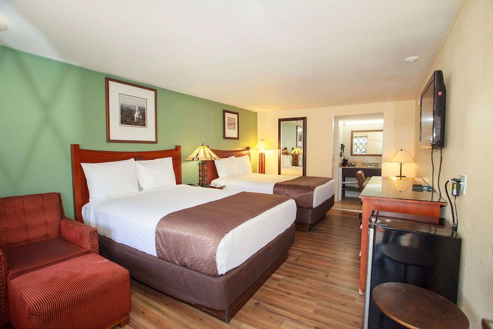 Room, 2 Queen Beds, Smoking - Photo 5