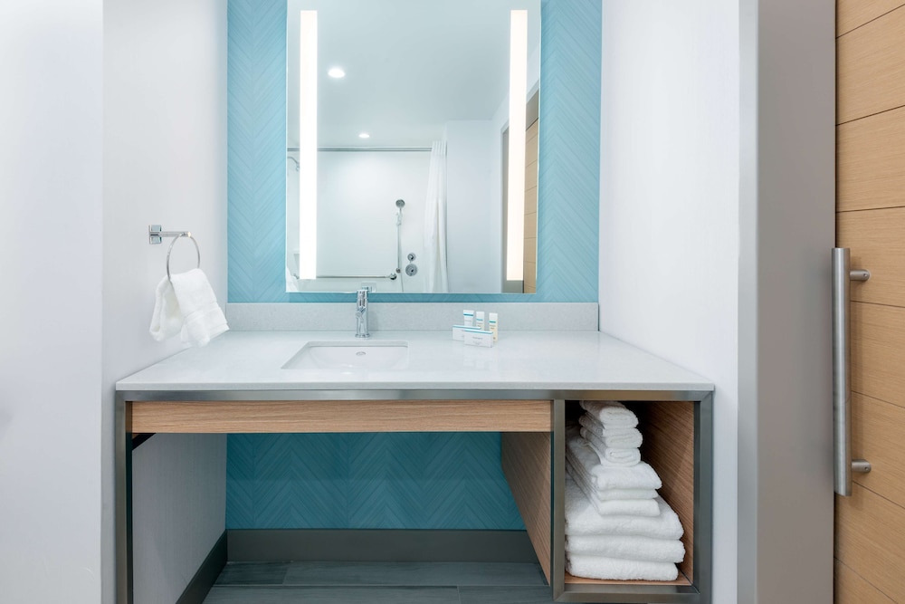 Room, 1 King Bed, Accessible, Bathtub - Photo 6