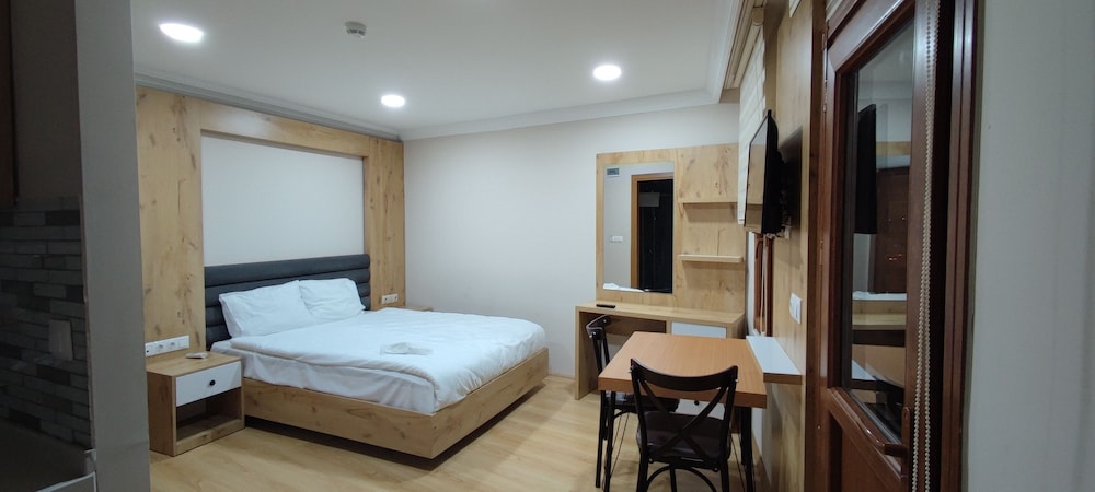 Deluxe Suite, 1 Queen Bed, Non Smoking, Sea View photo 1
