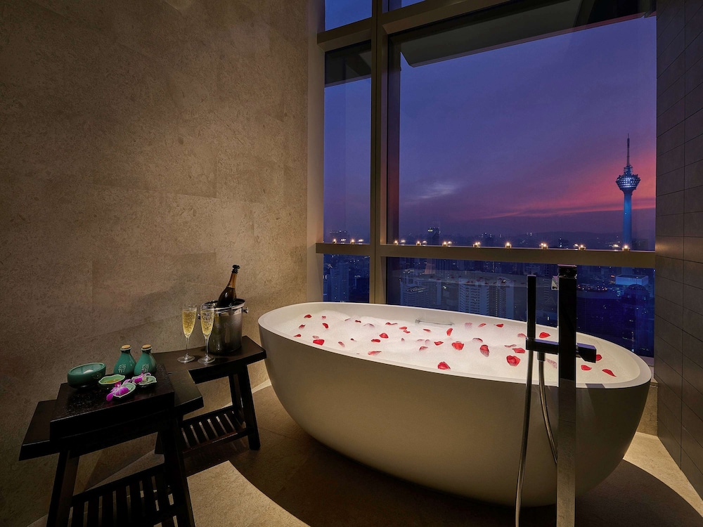 Signature Sky Retreat, 1 King Bed, KL Tower View photo 2