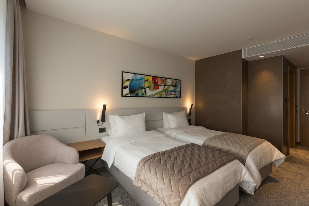 Premium Twin Room - Photo 3