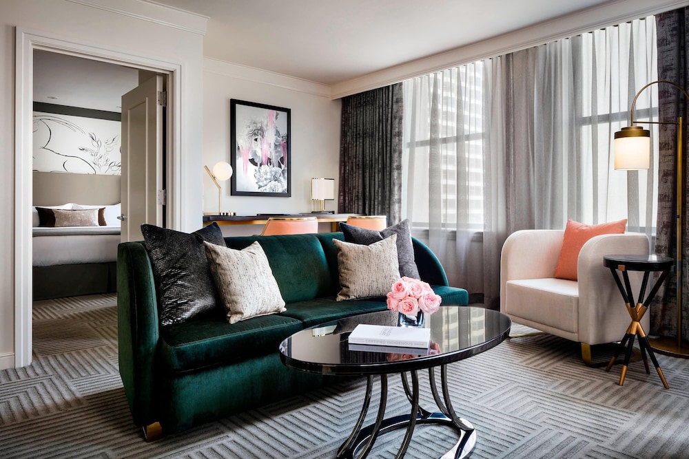 Superior Suite, 1 King Bed with Sofa bed thumbnail 5