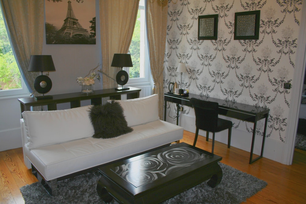 Traditional Suite, Bathtub, Garden View photo 1