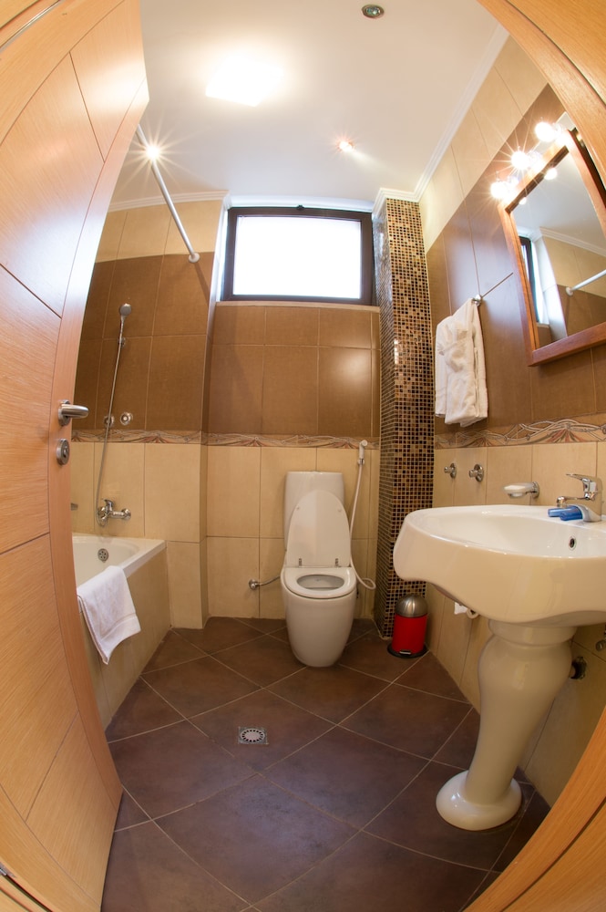 Suite, 1 King Bed, Corner photo 3