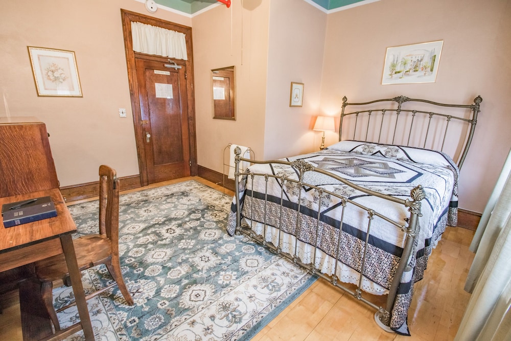 Standard Suite, 1 Queen Bed, Refrigerator & Microwave (Queen Efficiency Suite) photo 1