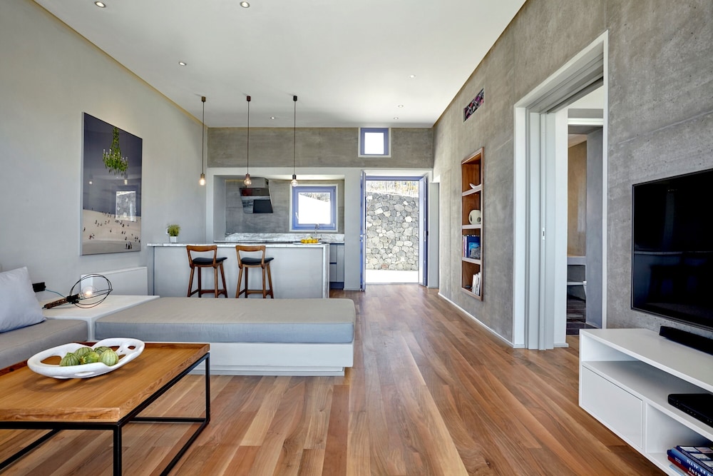 Luxury Villa with Private Pool, Heated Plunge Pool and Sea View