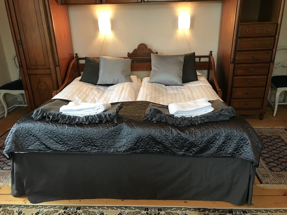 Classic Suite, 1 King Bed, Private Bathroom, Garden View photo 1