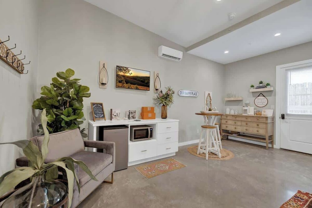 House, 1 King Bed, Hot Tub (807 Poplar Pl- 2 Pop)