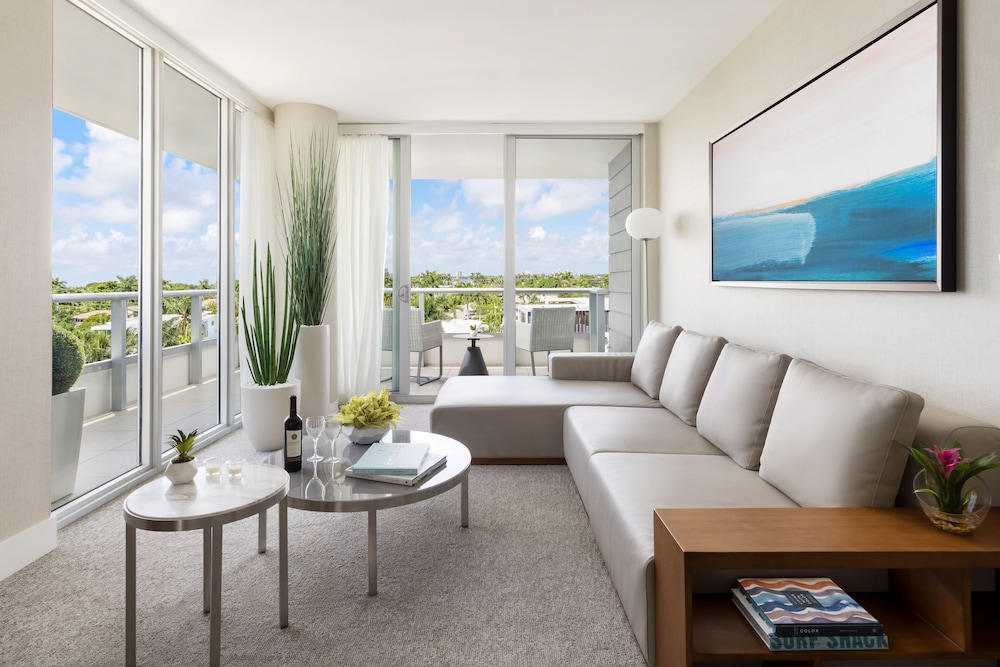 Grand Suite, 1 King Bed, Balcony, Corner (Deluxe)