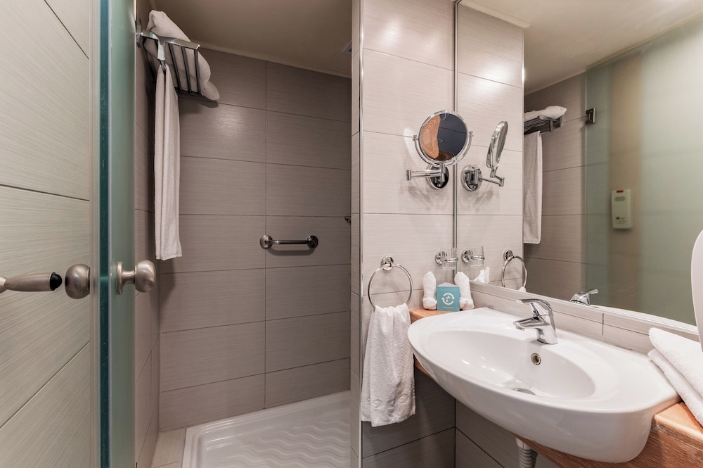 Standard Double Room, Sea View thumbnail 5