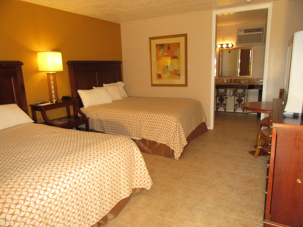 Standard Room, 2 Queen Beds, Non Smoking photo 1