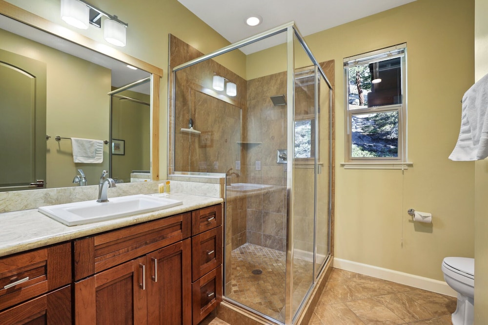 House, Multiple Beds, Hot Tub, Mountain View (Heavenly Mountain Chalet) photo 2