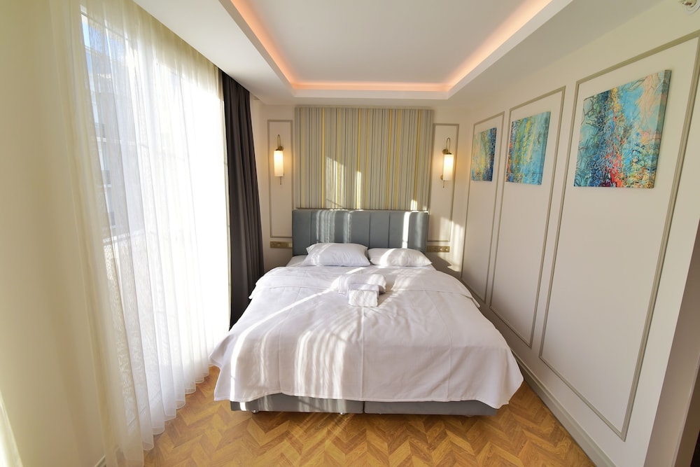Deluxe Room, Balcony, Partial Sea View photo 1
