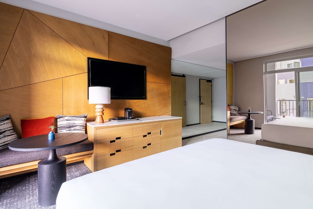 Room, 1 King Bed, Balcony - Photo 3