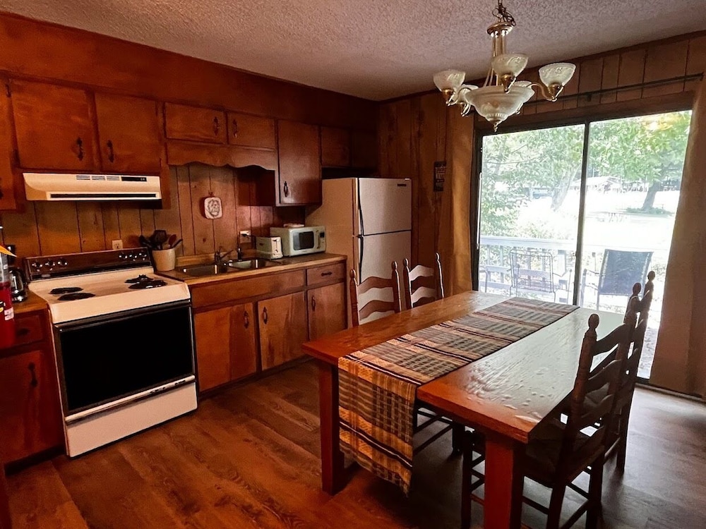 Comfort Cabin, 1 Queen Bed, River View photo 3