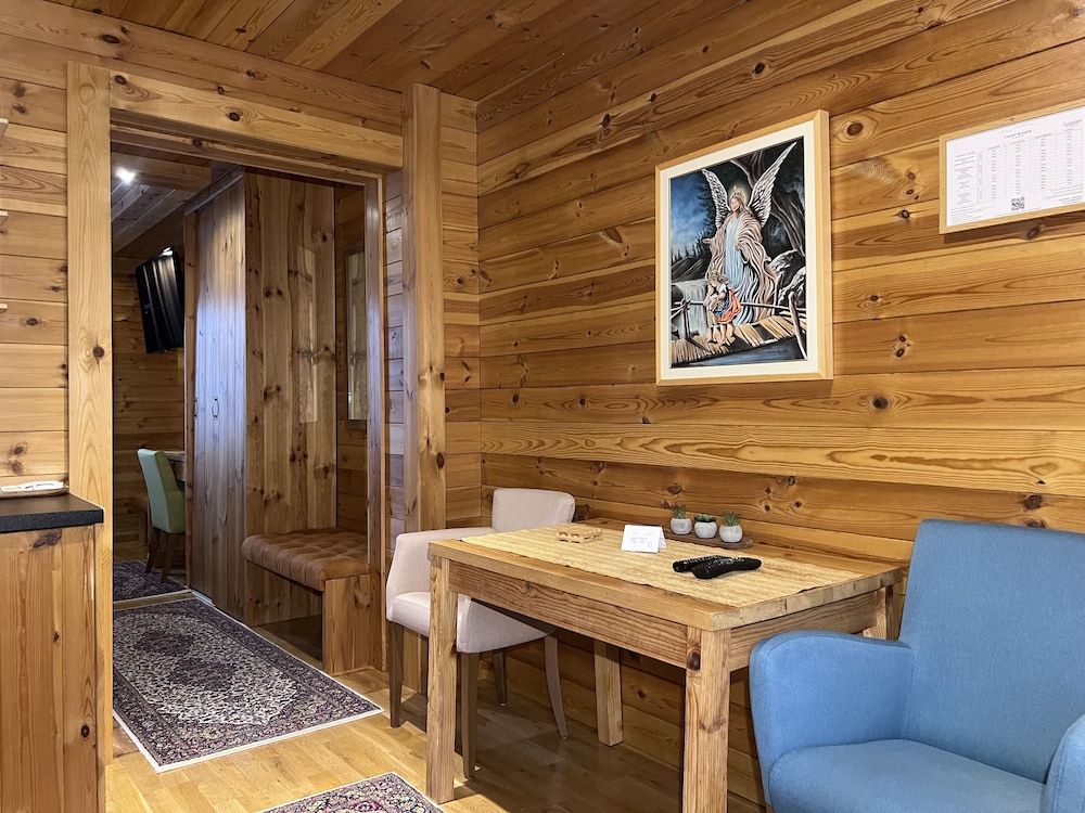 Deluxe Suite - Photo 5