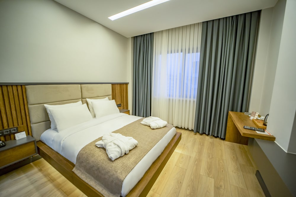 Standard Double Room, 1 Queen Bed, Courtyard View photo 2