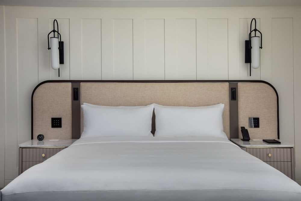 Premium Room, 1 King Bed, Accessible (Hearing) - Photo 2