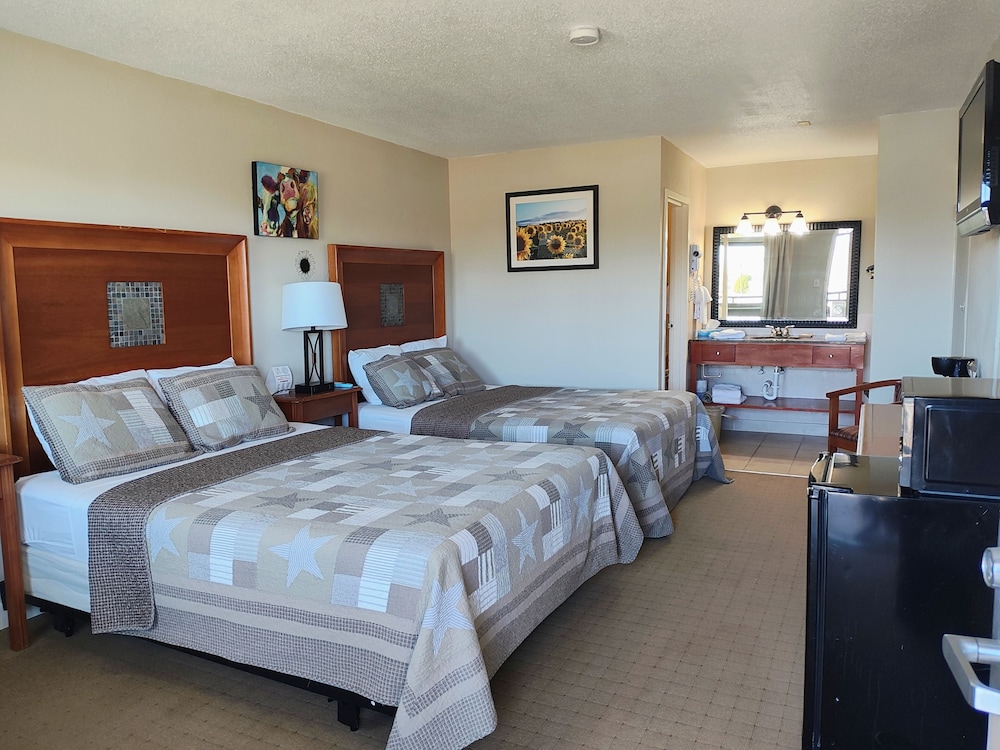 Economy Double Room, 2 Queen Beds photo 2