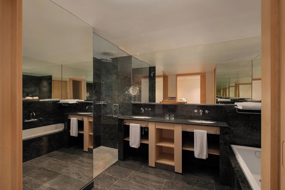 Premium Room, 1 King Bed (View) - Photo 7
