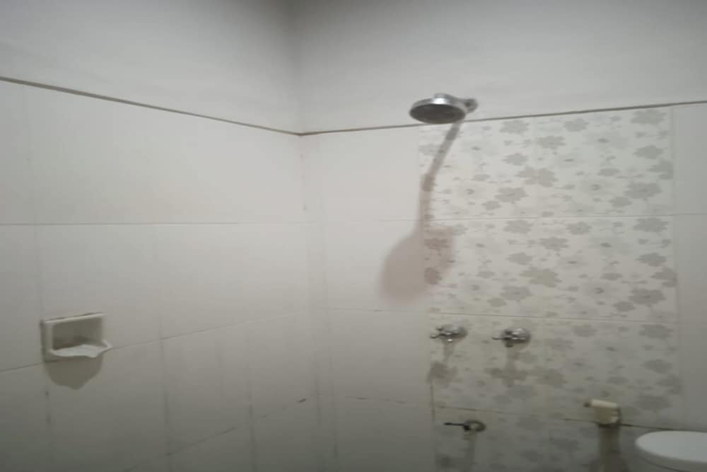 Economy Double Room - Photo 12