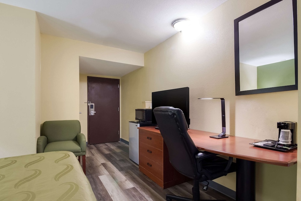 Standard Room, 1 Queen Bed, Accessible, Smoking - Photo 3