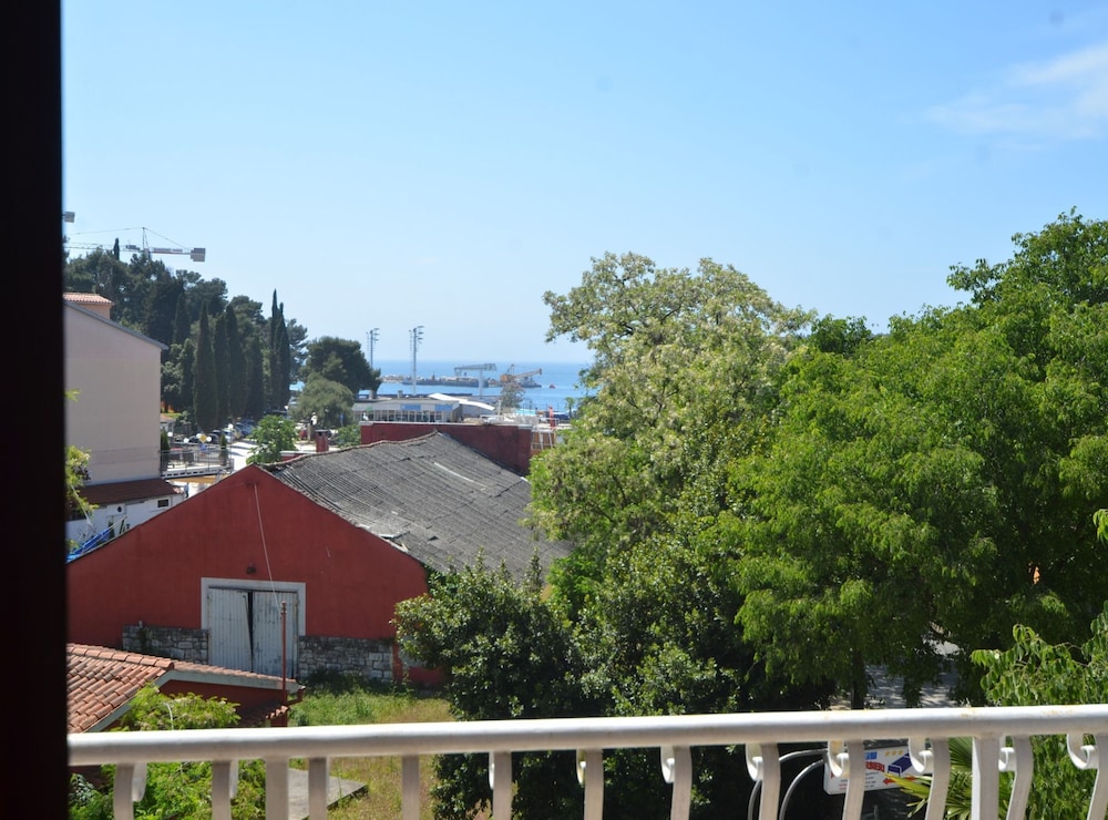 Apartment (Two Bedroom Apartment with Balcony an)