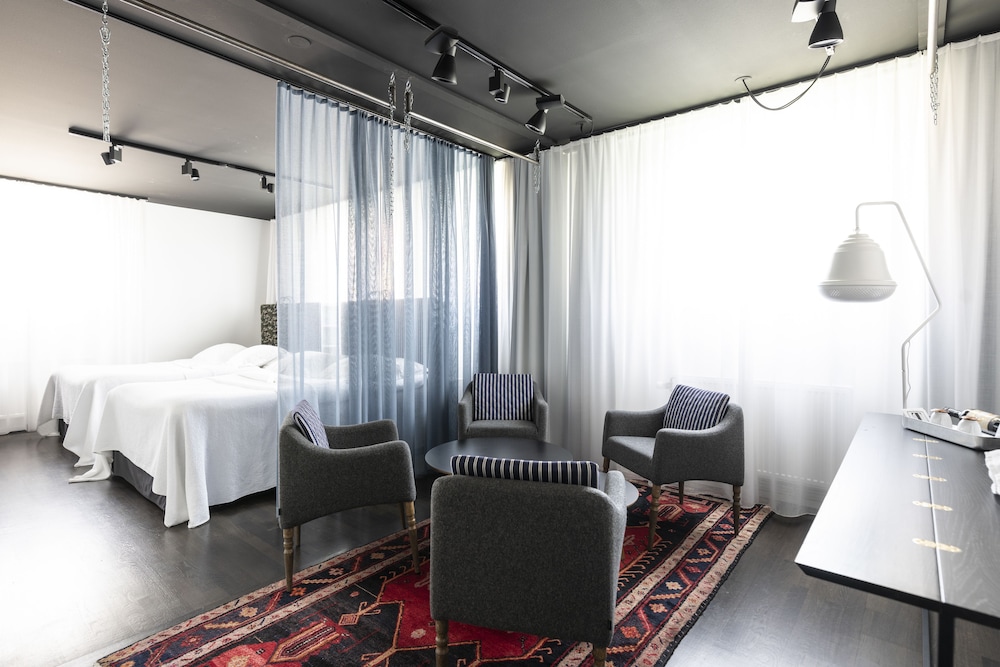 XL Twin - One room suite, 1-4 people (two double beds of 140 cm each) photo 2