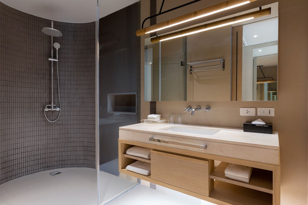 Premium Room, 1 King Bed, Pool View (Terrace) - Photo 9