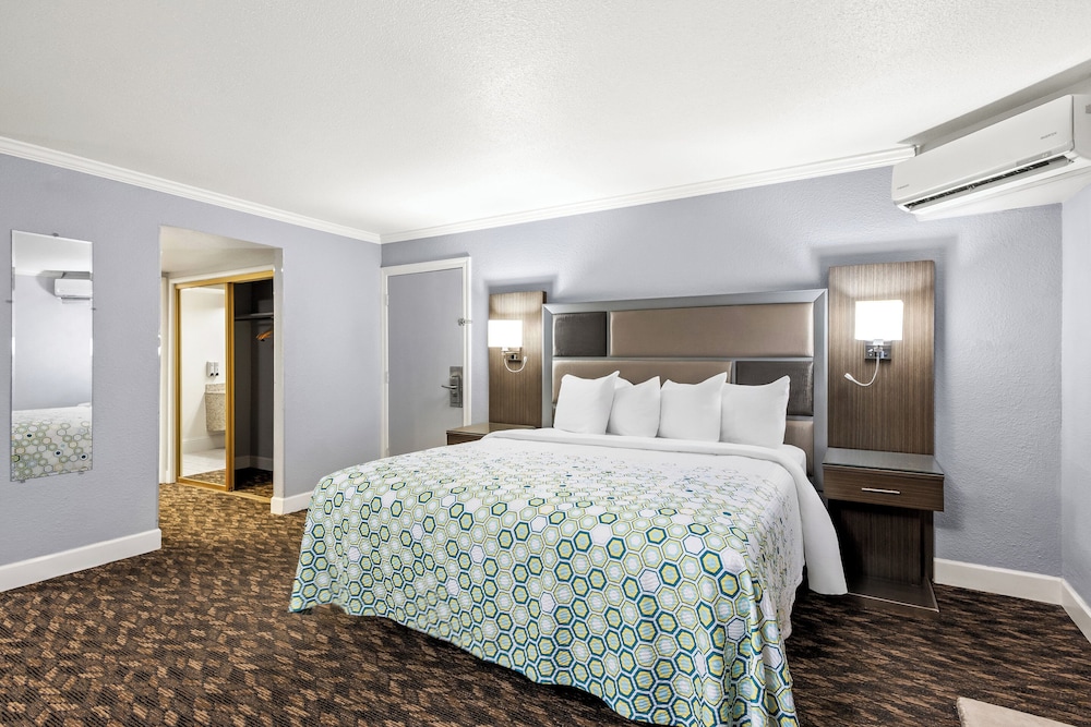 Suite, 1 King Bed, Non Smoking, Poolside - Photo 1