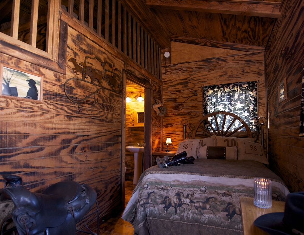 Cabin (Med-Large Pine ) photo 3