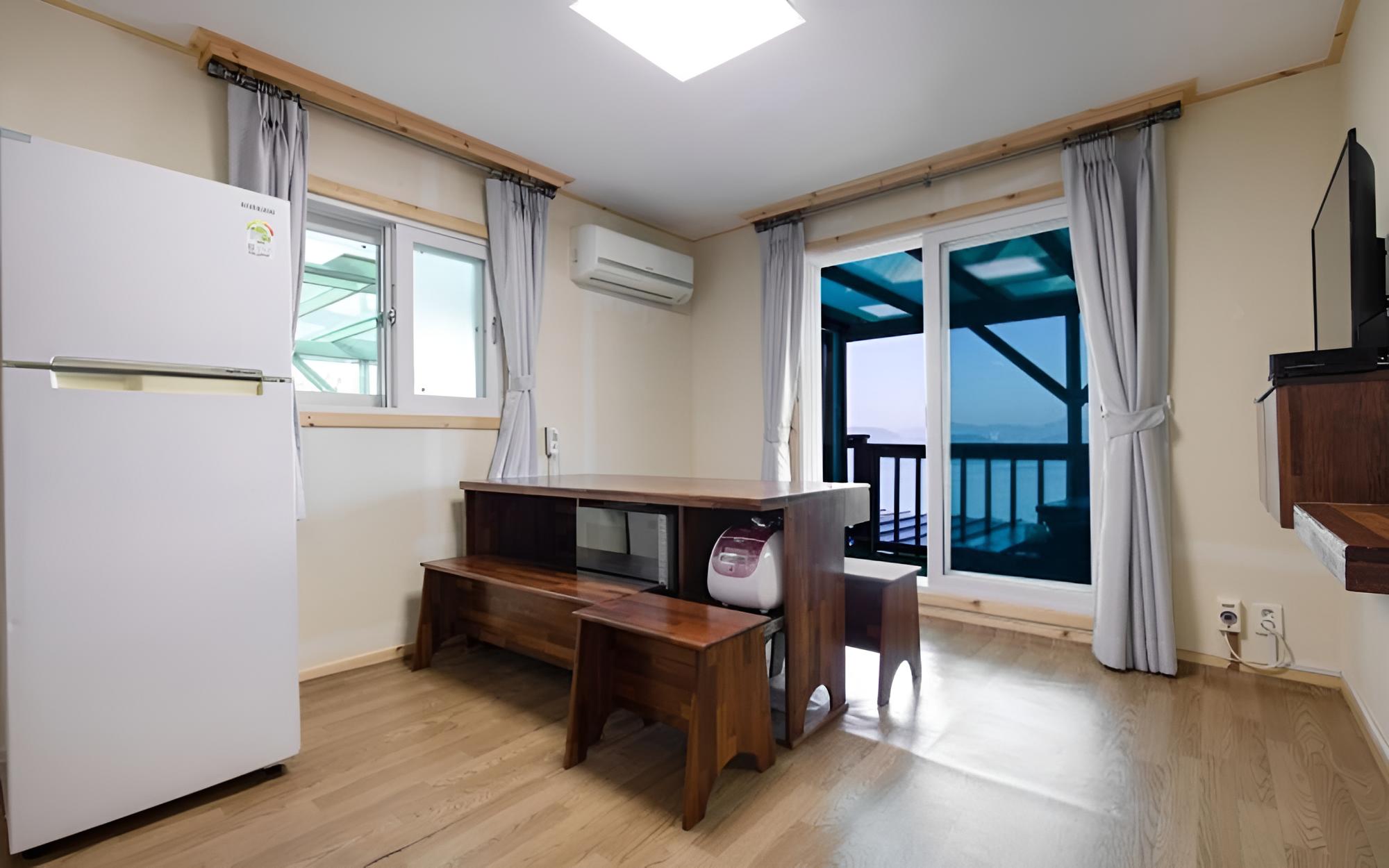 Room (Room 305) - Photo 2