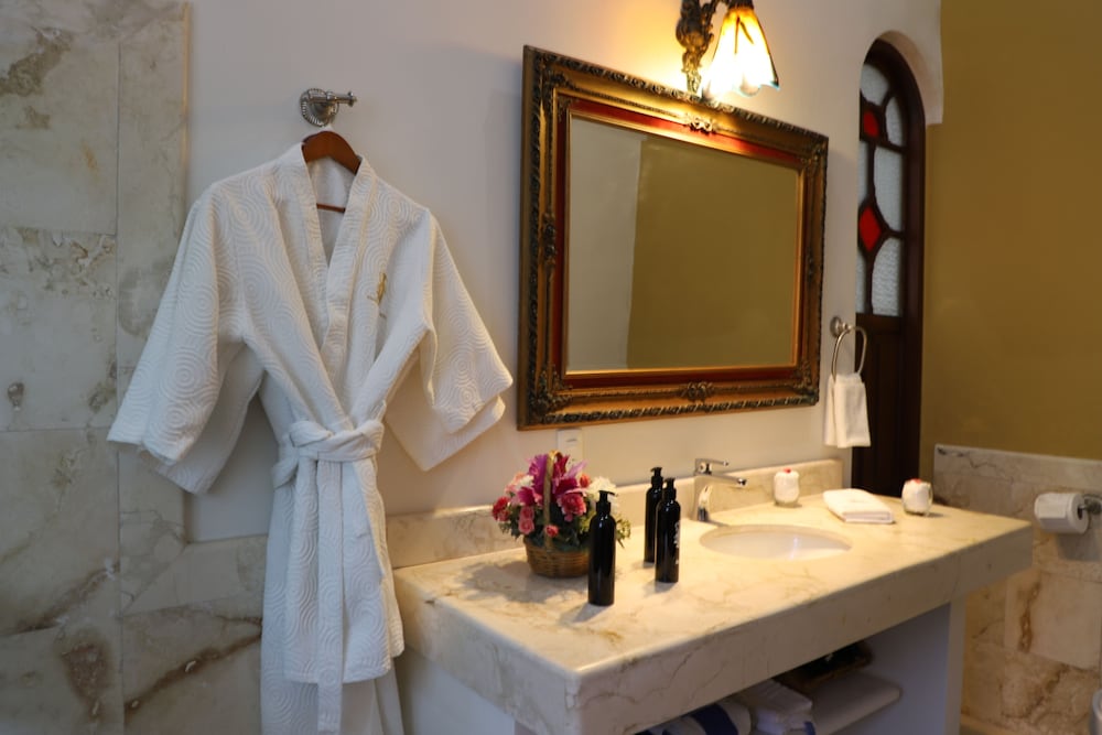 Deluxe Double Room, 1 King Bed, Bathtub, Pool View photo 3