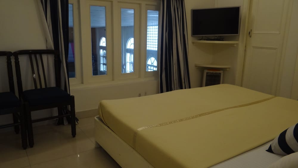 Economy Quadruple Room - Photo 8