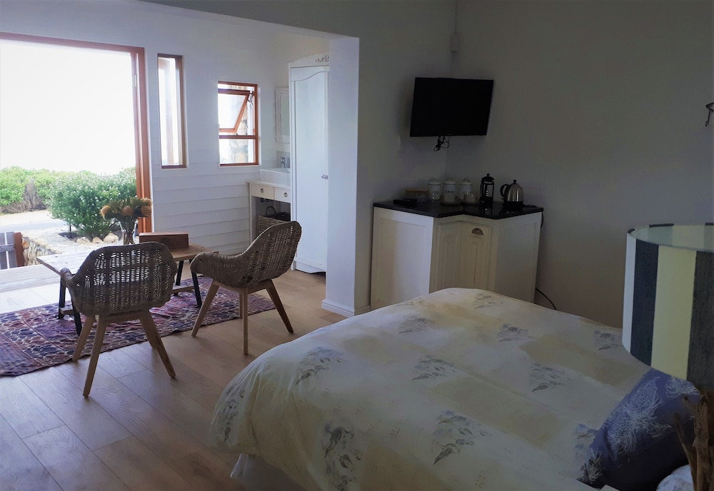 Luxury Suite, 1 Queen Bed, Ocean View, Oceanfront photo 2